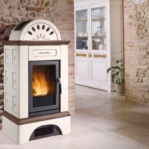 stufa-pellet-brunico-3-5-kw-maiolica-a-piu-parete-angolo-stubotto_immagine1